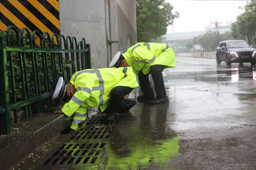 朔州交警当好雨天守路人 坚守岗位保平安